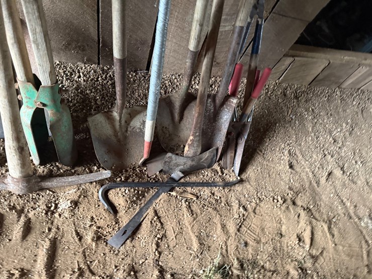 #69-•-lot-of-yard-tools-image-6