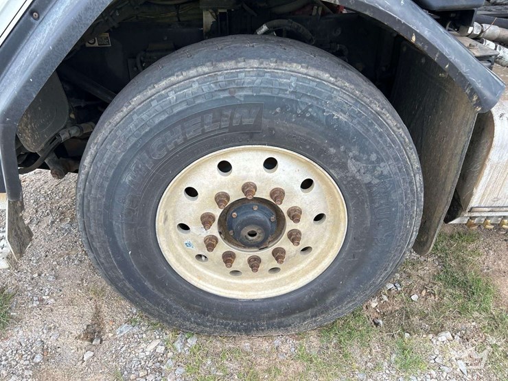 2019-peterbilt-520-image-28