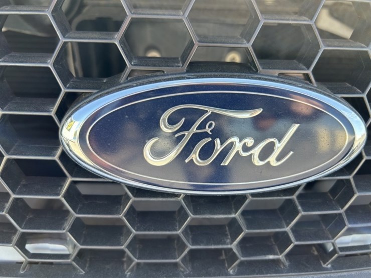 2010-ford-crown-victoria-sedan-image-14