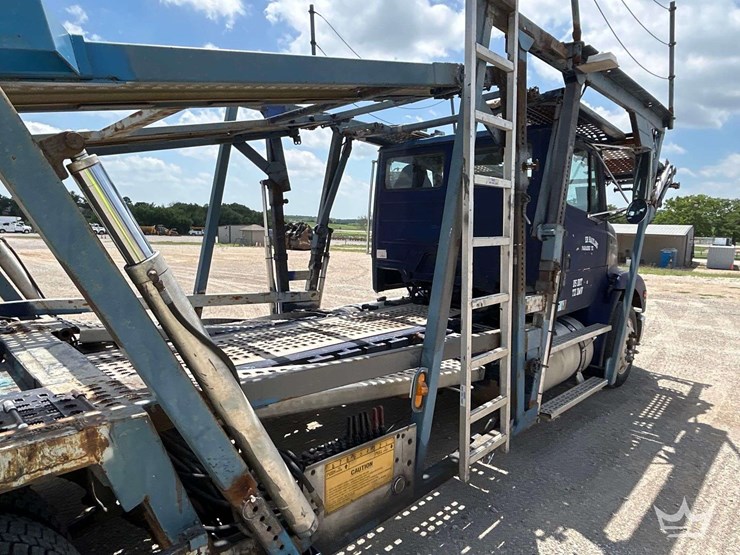 2001-freightliner-fl112-image-31
