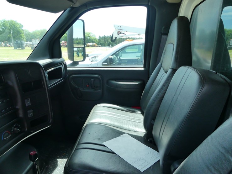 2005-gmc-c5500-image-9