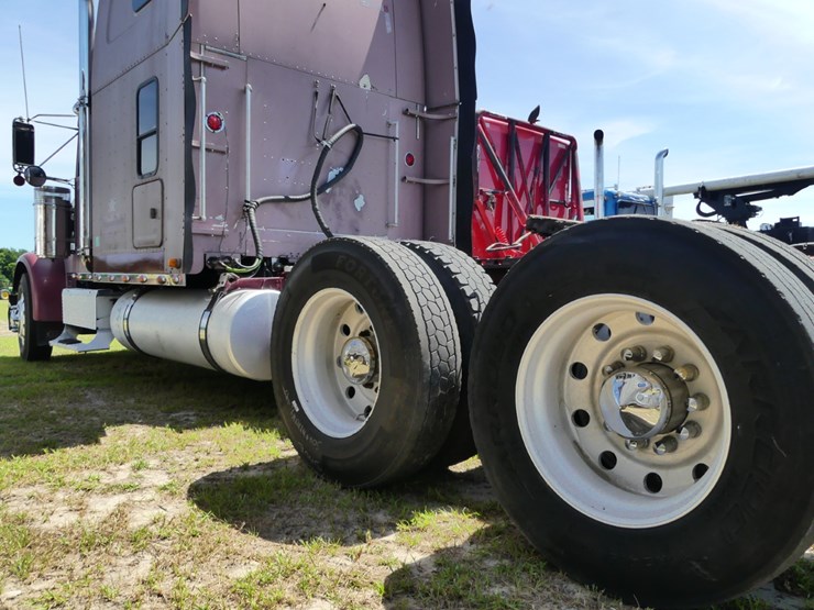 2001-freightliner-classic-image-7