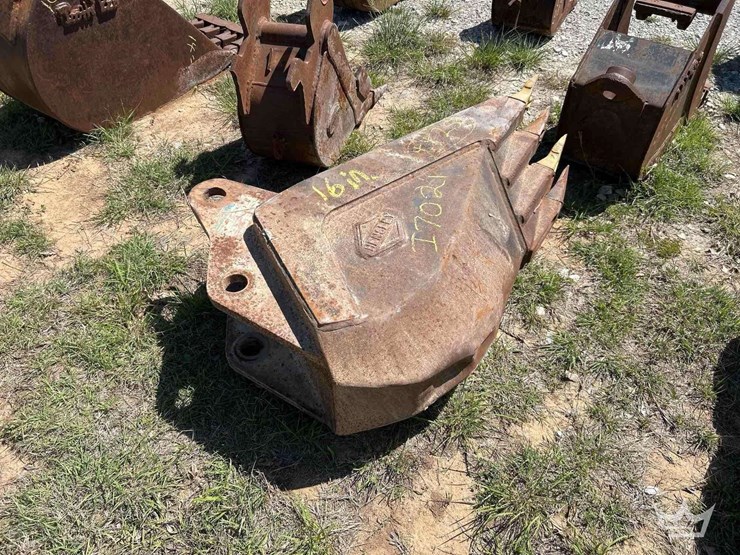 16in.-bucket-with-teeth-excavator-attachment-image-3