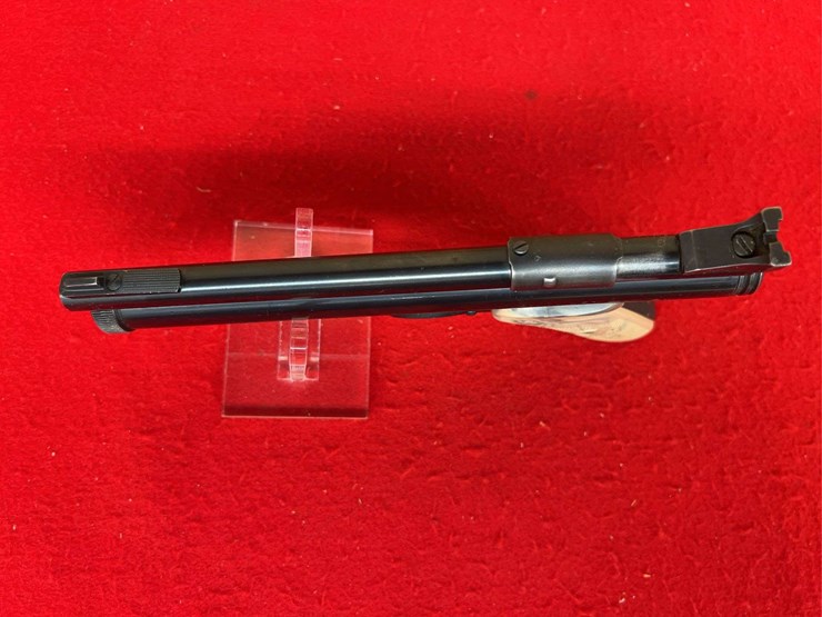 crosman-150-.22-caliber-co2-pellgun-pistol-with-accessories-image-6