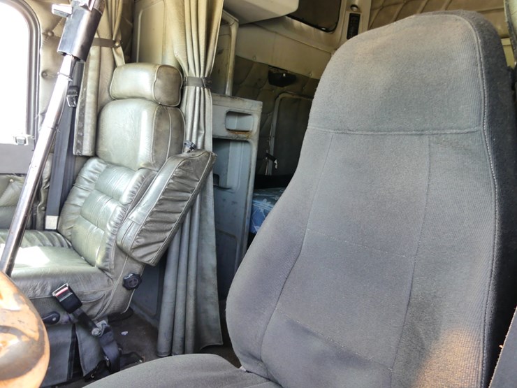 2001-freightliner-classic-image-10