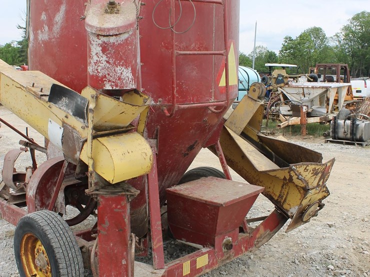 new-holland-352-image-3