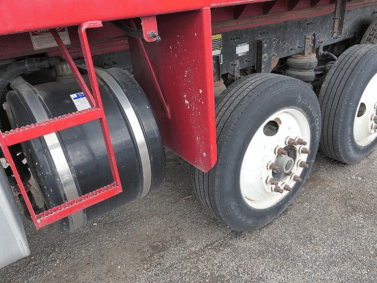 2017-mack-granite-gu713-image-12