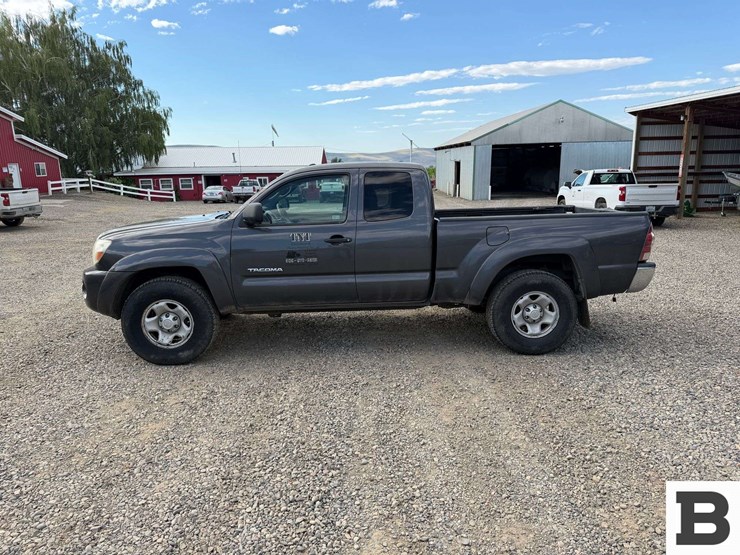 2010-toyota-tacoma-image-2