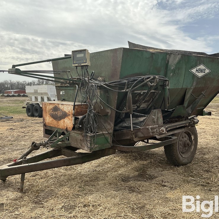 Henke H12A Feed Wagon