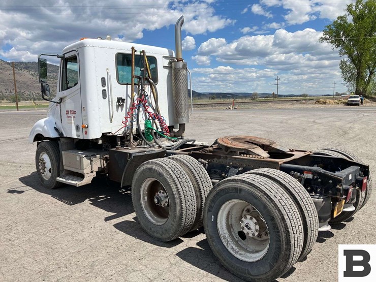 2002-freightliner-columbia-120-image-2
