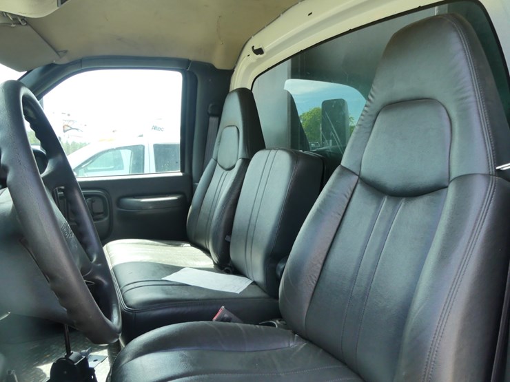 2005-gmc-c5500-image-8