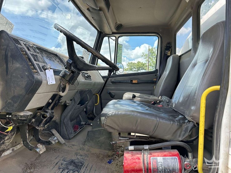 2004-freightliner-fl70-image-13