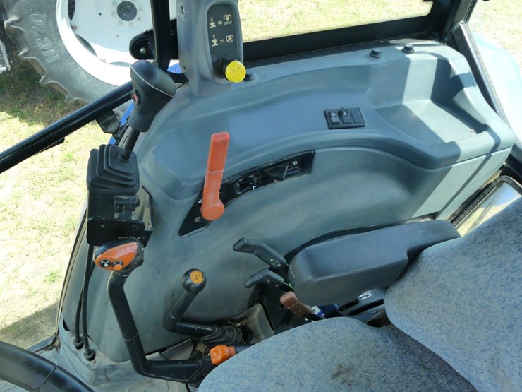 2005-new-holland-tl100a-image-11