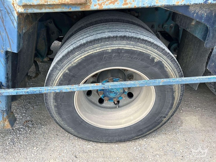 2001-freightliner-fl112-image-35