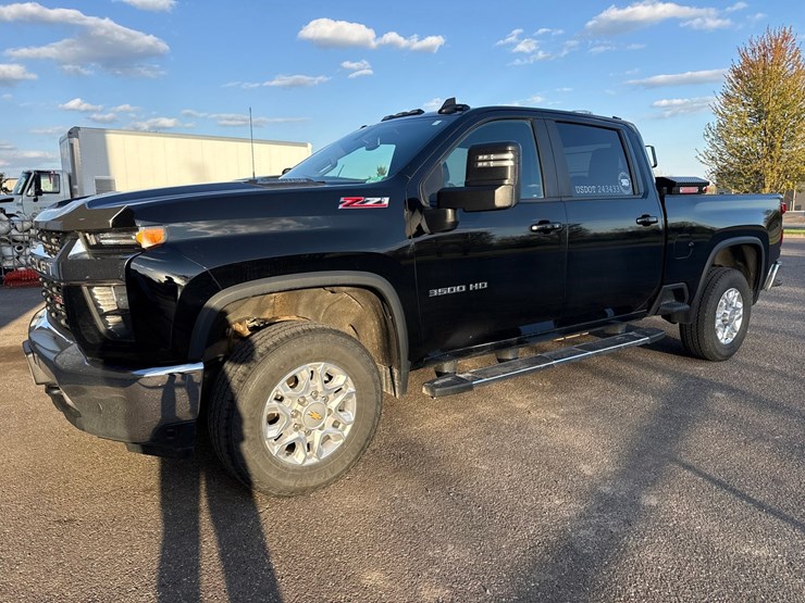 2022-chevrolet-3500-image-1