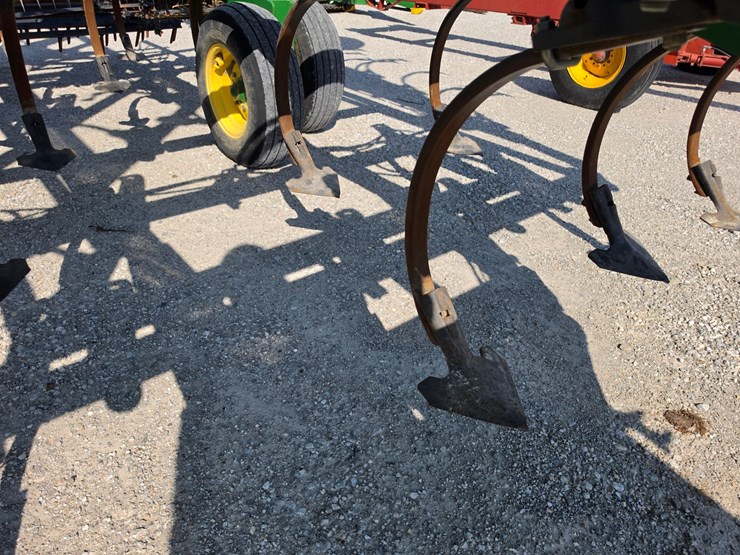 2011-john-deere-2210-image-6