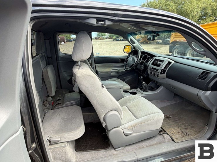 2010-toyota-tacoma-image-33