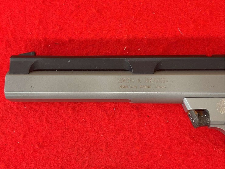 smith-&-wesson-model-22s-semi-auto-pistol-.22-lr-image-11