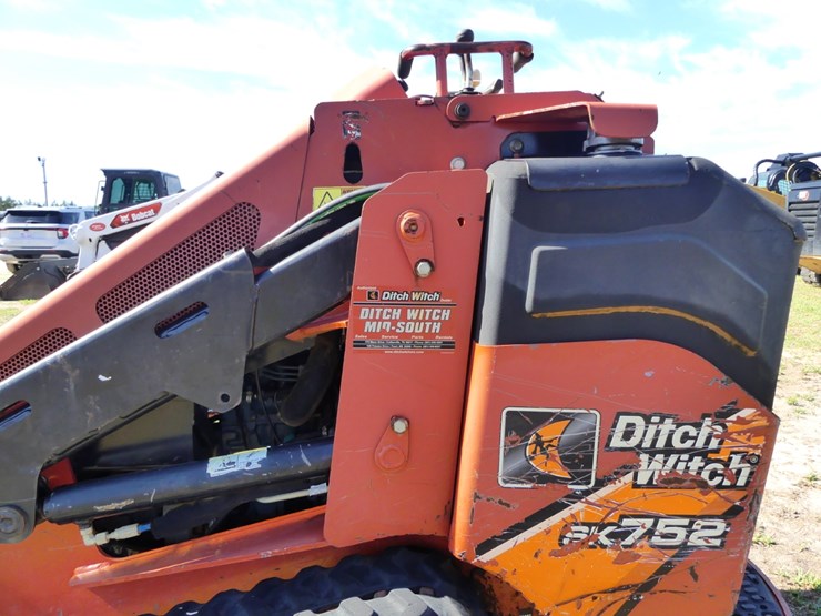 2021-ditch-witch-sk752-image-8