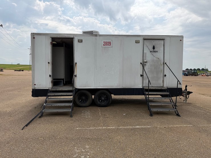 #9109-•-bumper-pull-restroom-trailer--no-title-image-6