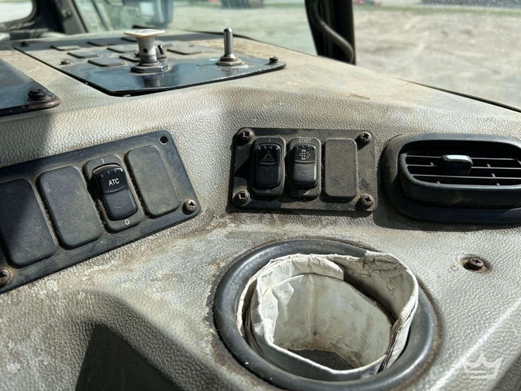 2015-peterbilt-320-image-21