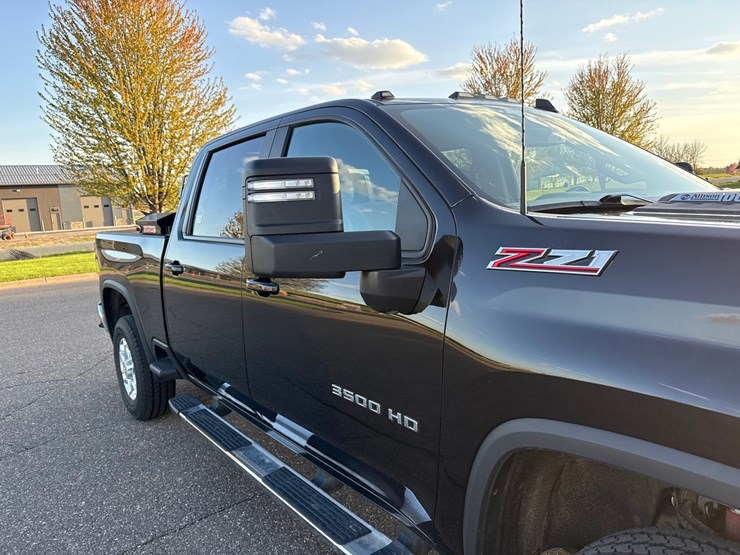 2022-chevrolet-3500-image-26