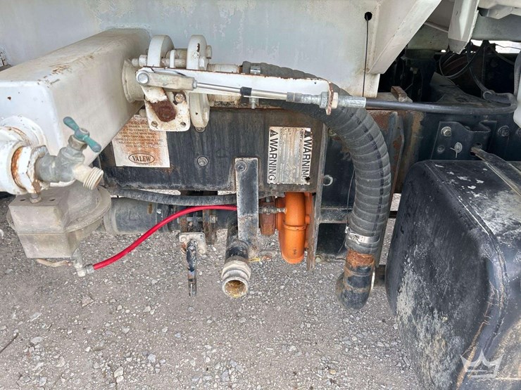 2004-freightliner-fl70-image-28