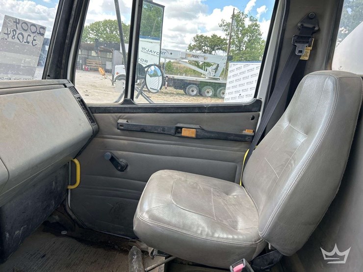 2004-freightliner-fl70-image-21