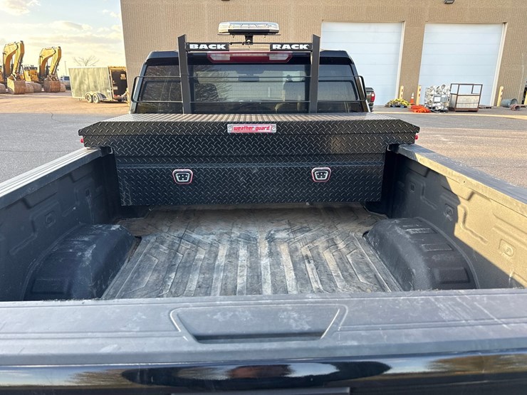 2022-chevrolet-3500-image-21