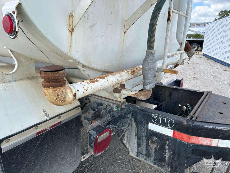 2004-freightliner-fl70-image-24