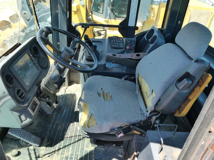 2004-deere-444j-image-10