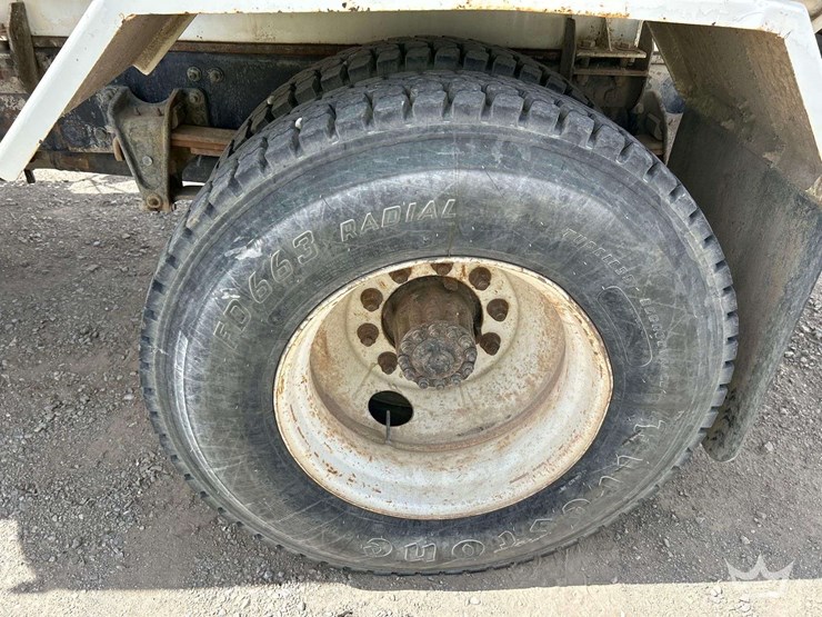 2004-freightliner-fl70-image-32