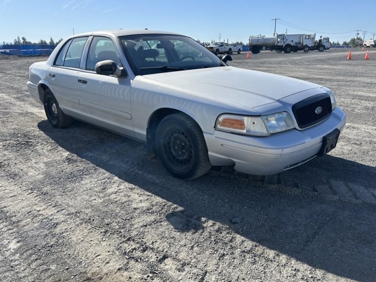 2001-ford-crown-victoria-sedan-image-7