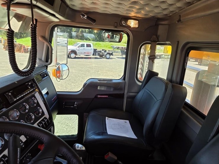 2026-kenworth-t800-image-16