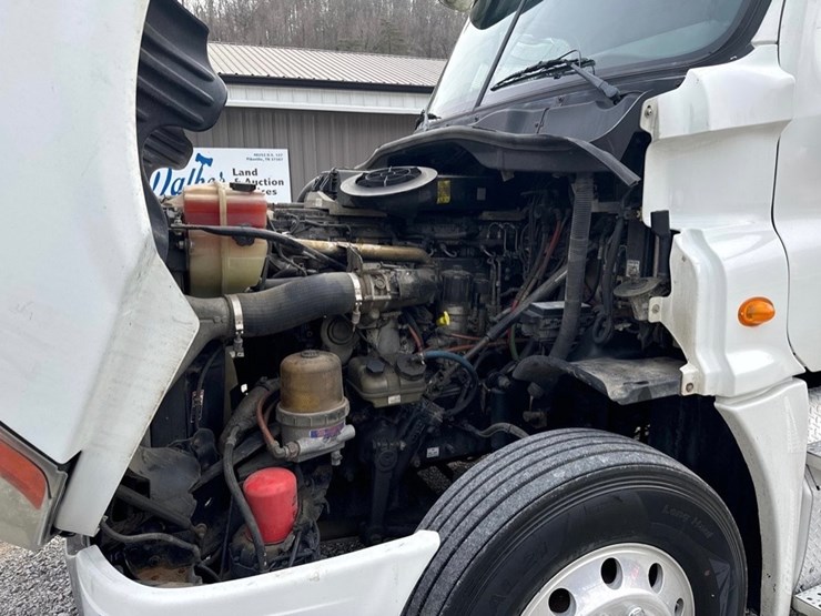 2012-freightliner-cascadia-125-image-10