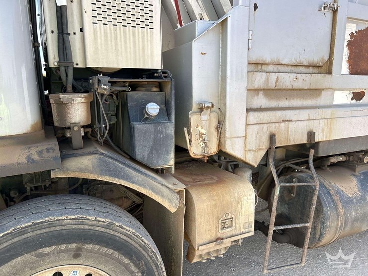 2015-peterbilt-320-image-29