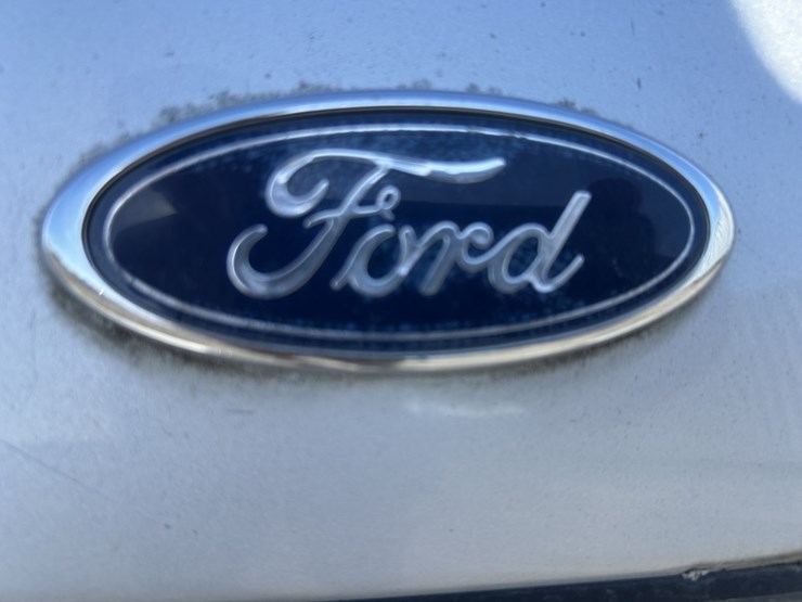 2001-ford-crown-victoria-sedan-image-14
