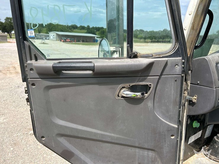 2020-peterbilt-520-image-13
