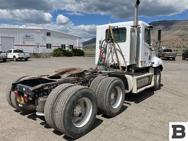 2002-freightliner-columbia-120-image-3