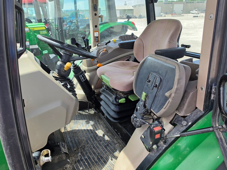 2013-john-deere-6140d-image-17