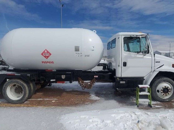 2003-freightliner-mc-331-2,800-gallon-fuel-truck-image-2