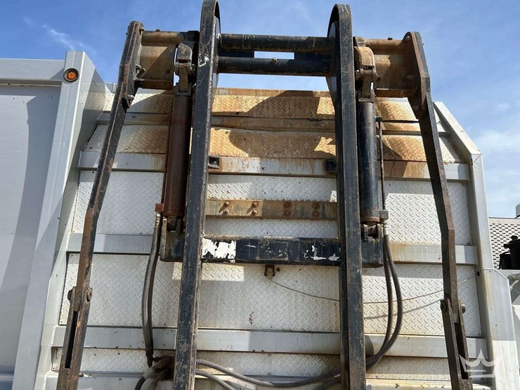 2015-peterbilt-320-image-36