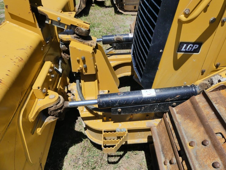 2020-caterpillar-d3-lgp-image-8