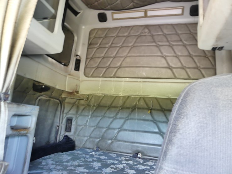 2001-freightliner-classic-image-11