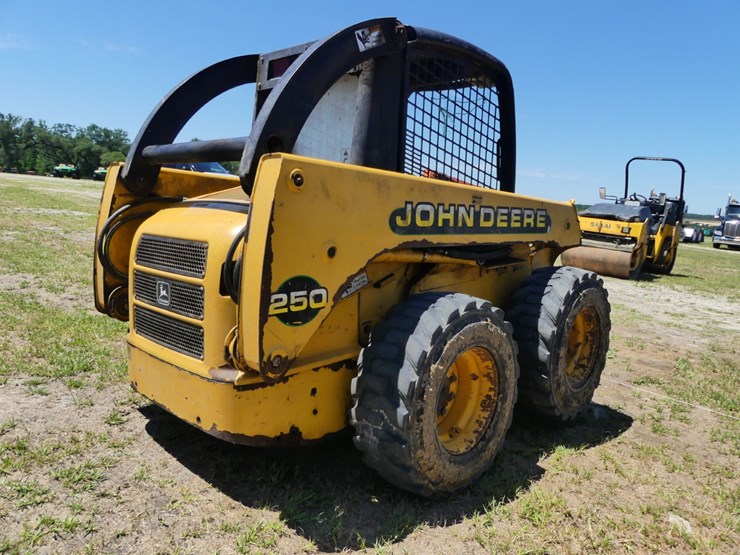 2000-john-deere-250-image-3