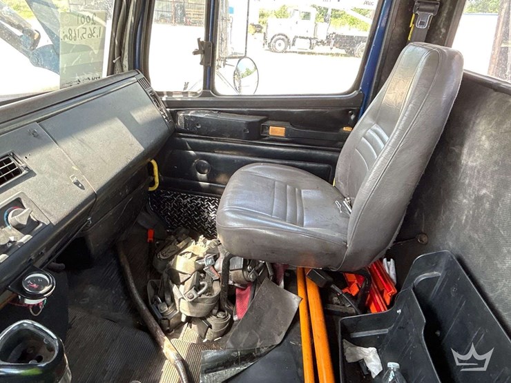 2001-freightliner-fl112-image-21