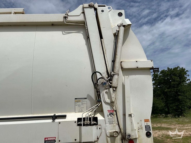 2020-peterbilt-520-image-28