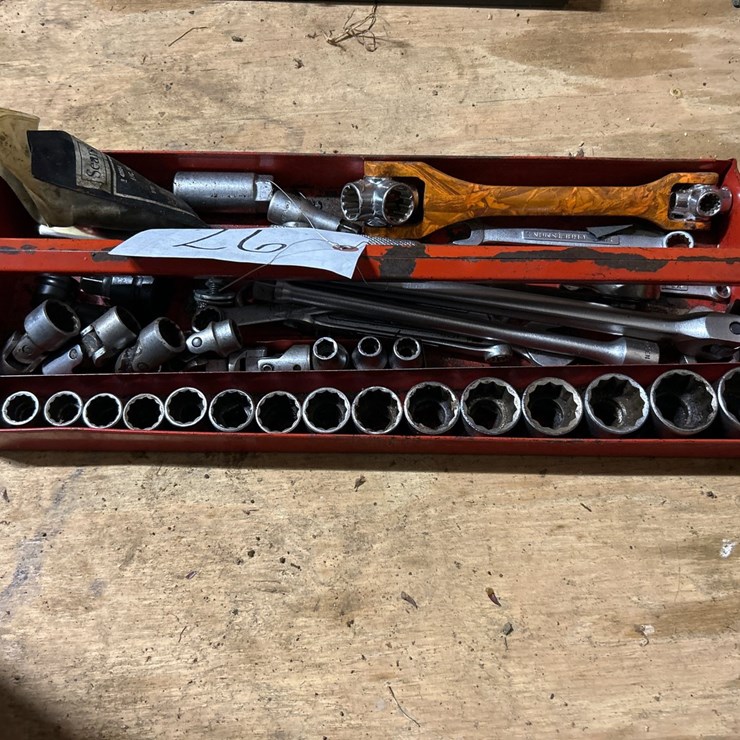 #26 • USA SOCKETS, RATCHET, BREAKER BAR, TRAY