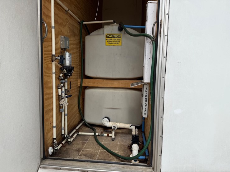 #9109-•-bumper-pull-restroom-trailer--no-title-image-13