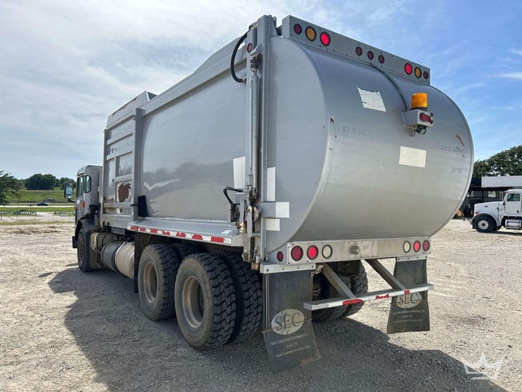 2015-peterbilt-320-image-2